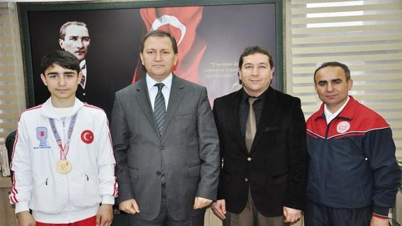 Türkiye Yıldızlar 50 kg Boks Şampiyonu Batuhan GİRİTLİ İl Mili Eğitim Müdürümüz Aytekin GİRGİN i makamında ziyaret etti