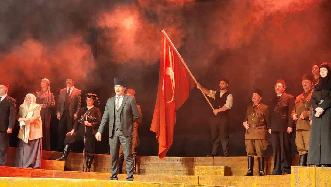 Cumhuriyete Doğru Tiyatro Oyununa Samsun'da Büyük İlgi