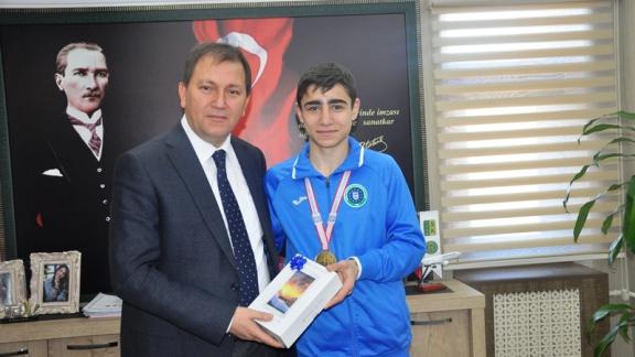 Türkiye Genç Erkekler Boks Şampiyonu Batuhan GİRİTLİ, İl Milli Eğitim Müdürümüz Aytekin GİRGİN İ Makamında Ziyaret Etti