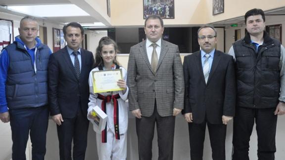 Avrupa Teakwondo Minikler Şampiyonu Fatma Betül CENK, İl Milli Eğitim Müdürümüz Aytekin GİRGİN i Ziyaret Etti