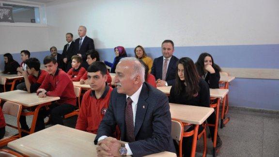 2016-2017 Eğitim-Öğretim Yılı 1. Yarıyıl Karne Töreni Valimiz İbrahim ŞAHİN in Teşrifleriyle Düzenlendi.