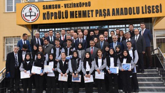 2017-2018 Eğitim-Öğretim Yılı 1. döneminin sona ermesi dolayısıyla Vezirköprü Köprülü Mehmet Paşa Anadolu Lisesi´nde karne dağıtım töreni düzenlendi