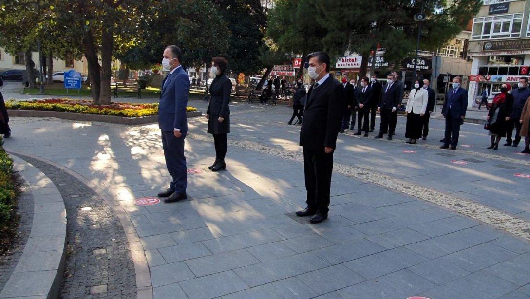 İl Milli Eğitim Müdürümüz Coşkun Esen, 24 Kasım Öğretmenler Günü 'nde Atatürk Anıtı'na çelenk sundu.