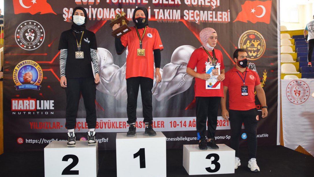Bilek Güreşinde Öğrencimiz Esra DEMİR'den Türkiye Şampiyonluğu