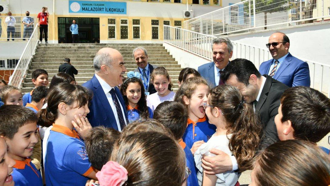 Valimiz Sayın Doç. Dr. Zülkif Dağlı Ve İl Milli Eğitim Müdürümüz Murat Yiğit, İlkadım Malazgirt İlkokulunu Ziyaret Etti.