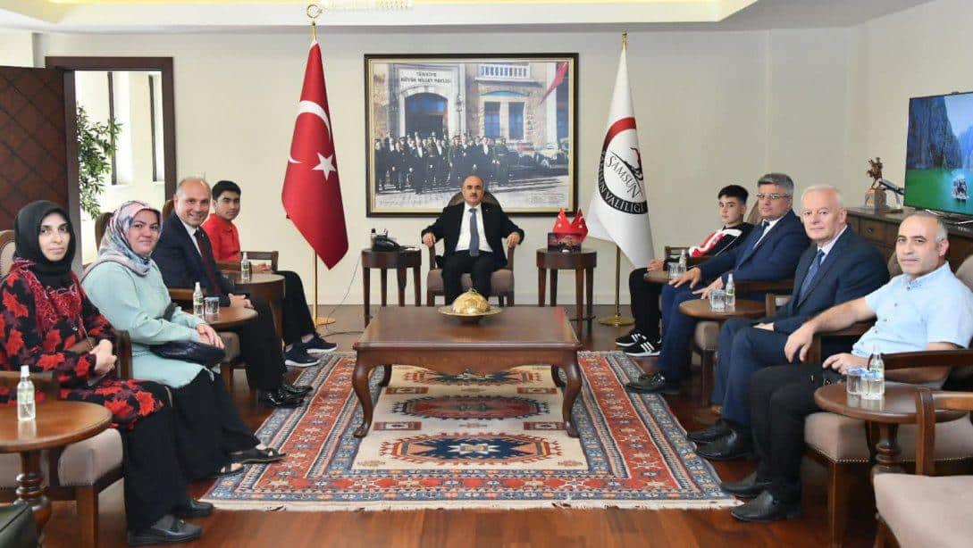 LGS'de Türkiye Birincisi Olan Öğrencilerimiz Valimiz Sayın Doç. Dr. Zülkif Dağlı'yı Ziyaret Etti