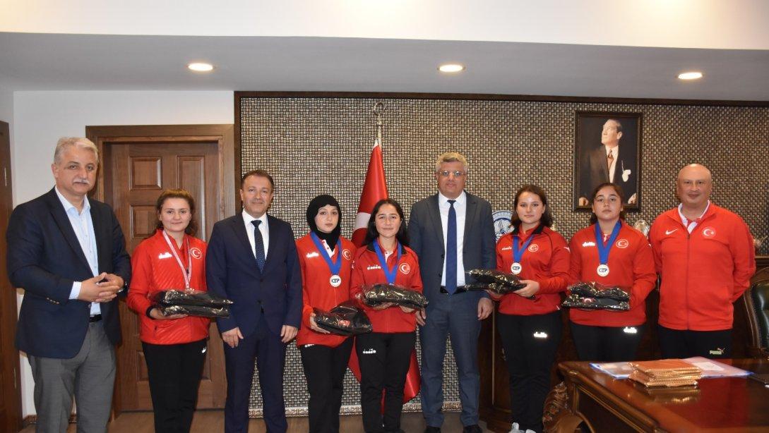 Şampiyon Öğrencilerimizden İl Milli Eğitim Müdürümüz Dr. Murat Ağar'a Ziyaret