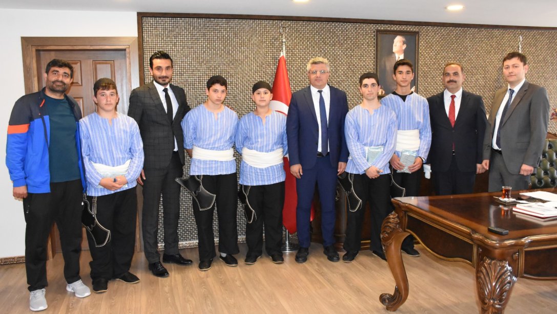 Geleneksel Türk Okçuluk Yarışmalarında Türkiye Derecesi Yapan Öğrencilerimiz İl Milli Eğitim Müdürümüz Dr. Murat Ağar' ı Ziyaret Etti
