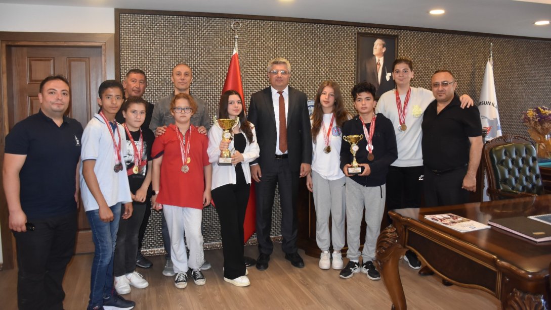 İşitme Engelliler Türkiye Şampiyonasında Dereceye Giren Öğrencilerimiz İl Milli Eğitim Müdürümüz Dr. Murat Ağar'ı Ziyaret Etti