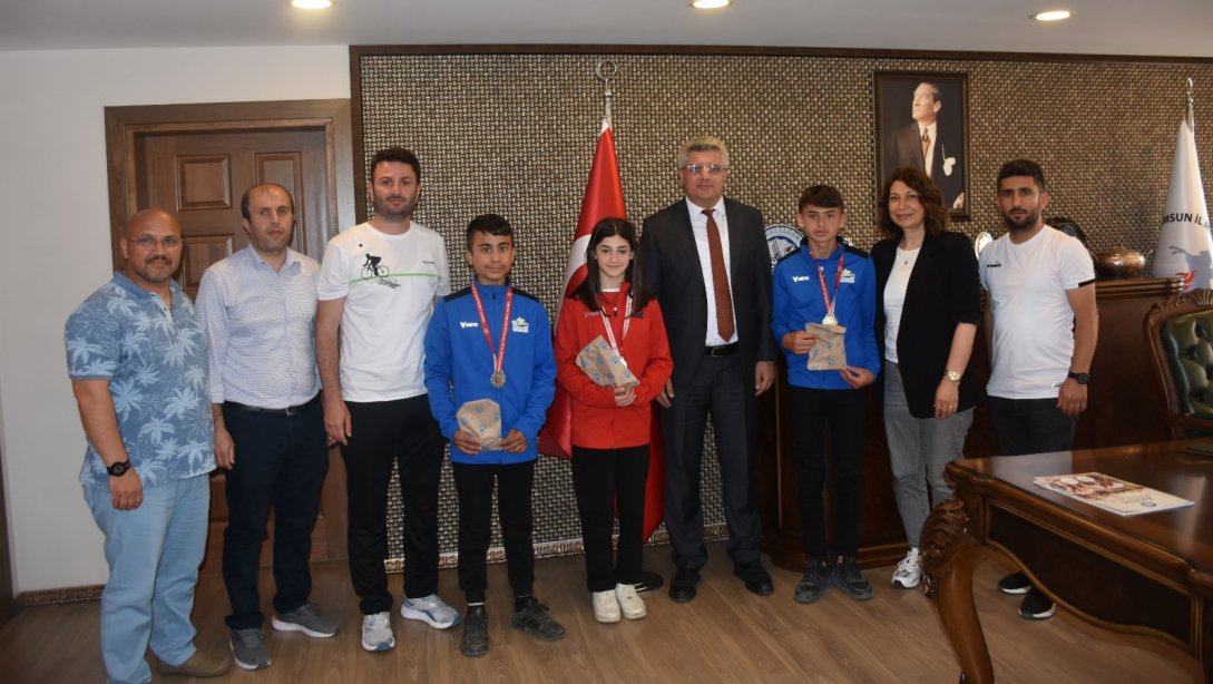 Bilek Güreşi Türkiye Şampiyonası'nda Dereceye Giren Öğrencilerimiz İl Milli Eğitim Müdürümüz Dr. Murat Ağar'ı Ziyaret Etti