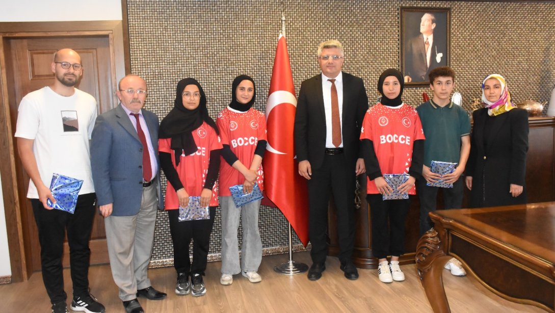 Okul Sporları Türkiye Şampiyonasında Dereceye Giren Şehit Kadir Kara Anadolu İmam Hatip Lisesi Öğrencileri İl Milli Eğitim Müdürümüz Dr. Murat Ağar'ı Ziyaret Etti