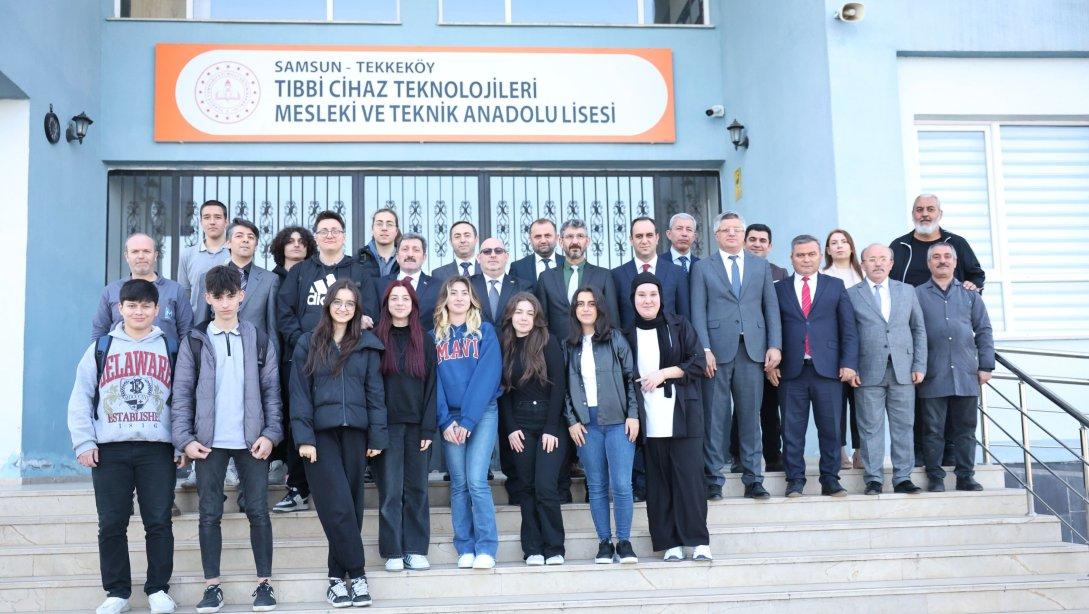 Valimiz Sayın Orhan Tavlı'dan Tekkeköy Tıbbi Cihaz Teknolojileri Mesleki ve Teknik Anadolu Lisesine Ziyaret