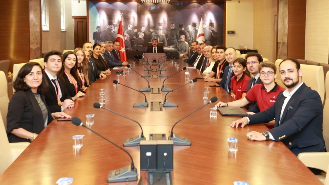 TEKNOFEST'TE DERECEYE GİREN ÖĞRENCİLERİMİZ, VALİMİZ SAYIN ORHAN TAVLI'YI ZİYARET ETTİ