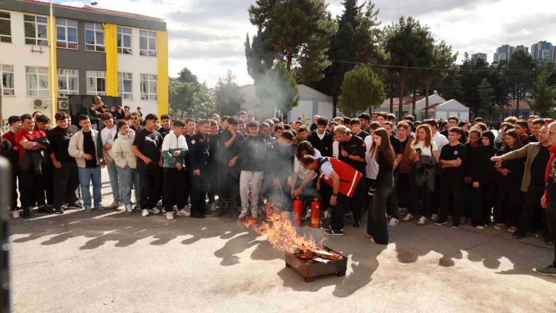AFETLER VE DAYANIKLILIK AYI KAPSAMINDA OKULLARIMIZDA EŞ ZAMANLI TATBİKATLAR GERÇEKLEŞTİRİLDİ
